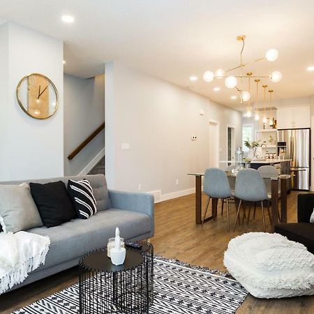 Contemporary Farmhouse Home - King Bed - Double Garage Parking - Free Wifi & Netflix - Long Stays Welcome Edmonton Kültér fotó