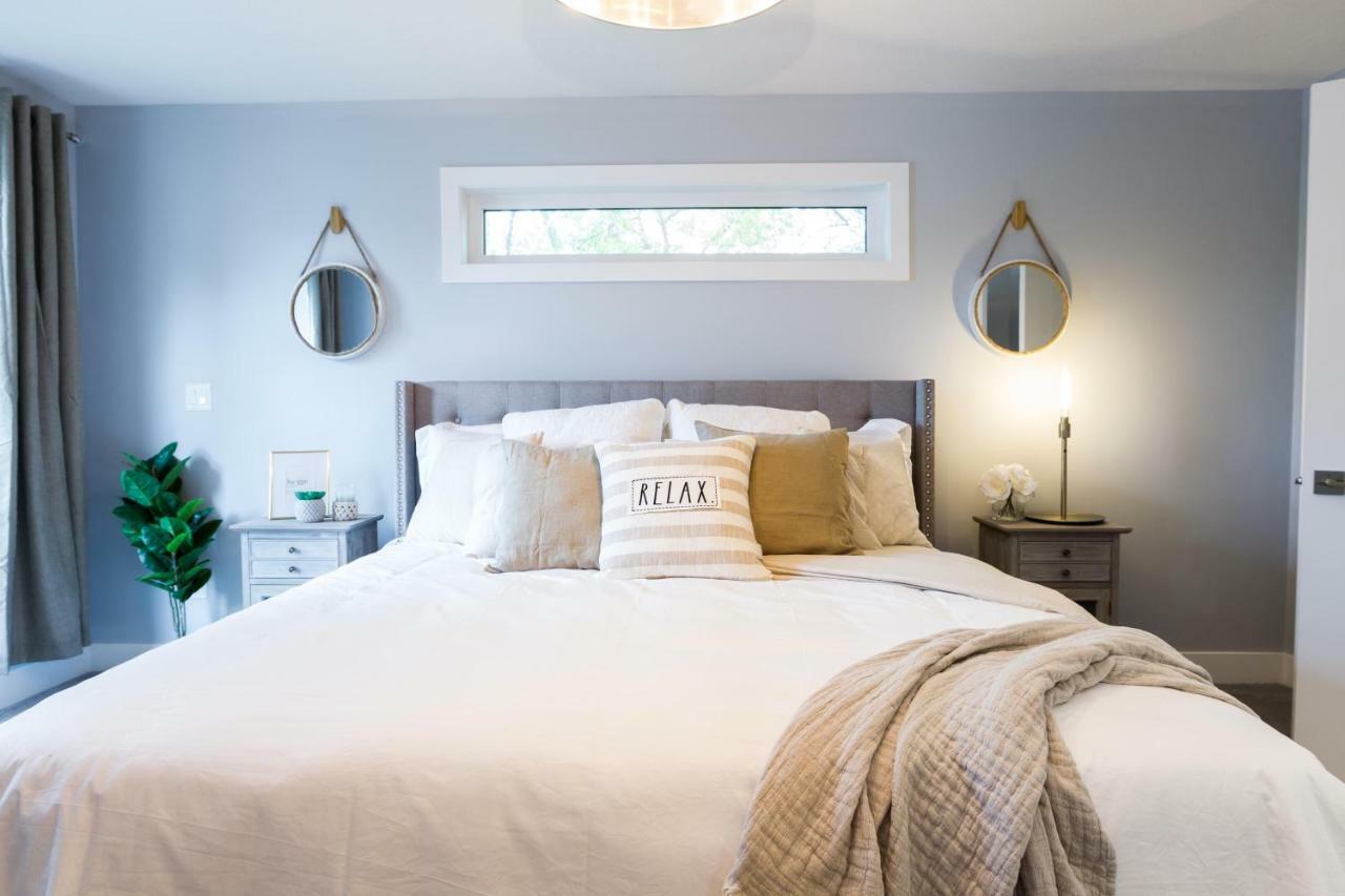 Contemporary Farmhouse Home - King Bed - Double Garage Parking - Free Wifi & Netflix - Long Stays Welcome Edmonton Kültér fotó