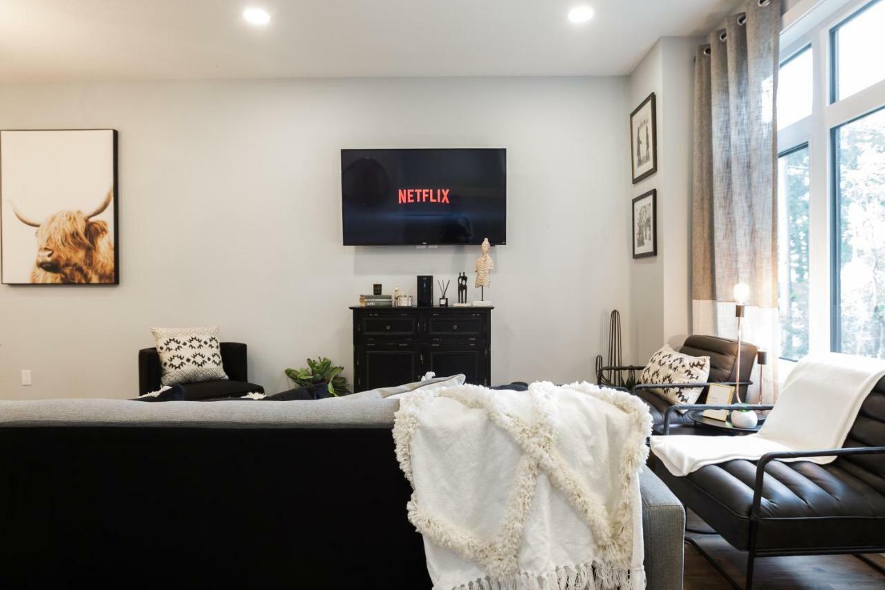 Contemporary Farmhouse Home - King Bed - Double Garage Parking - Free Wifi & Netflix - Long Stays Welcome Edmonton Kültér fotó