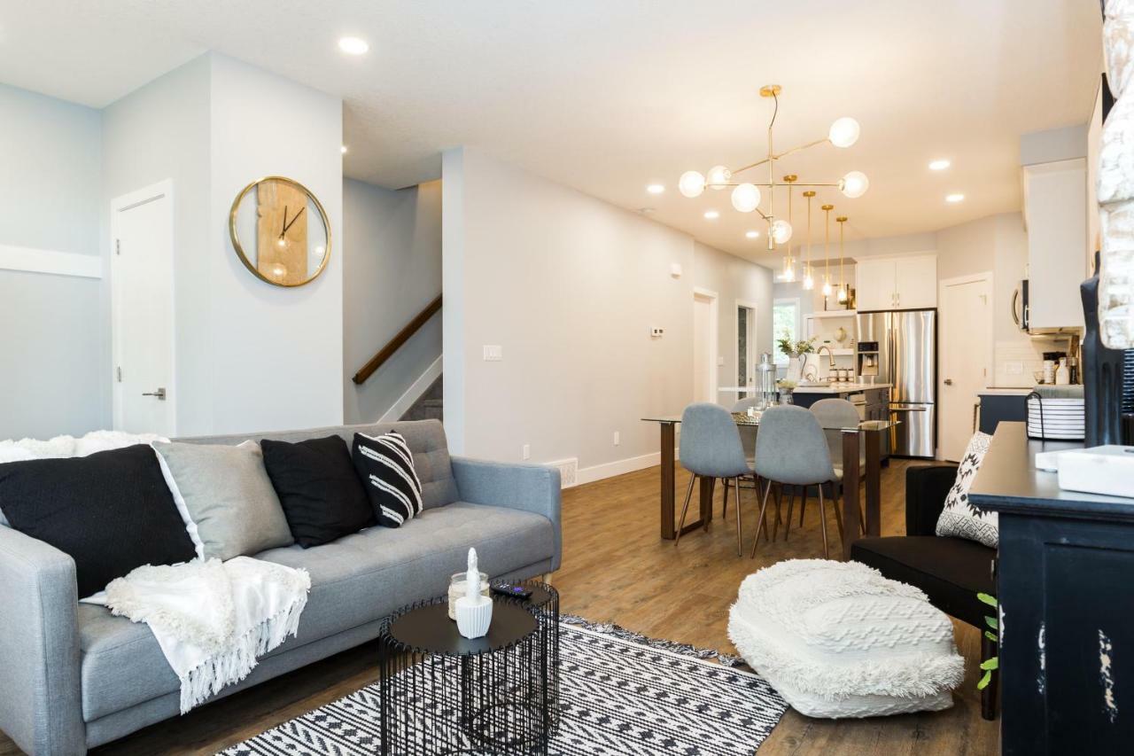 Contemporary Farmhouse Home - King Bed - Double Garage Parking - Free Wifi & Netflix - Long Stays Welcome Edmonton Kültér fotó