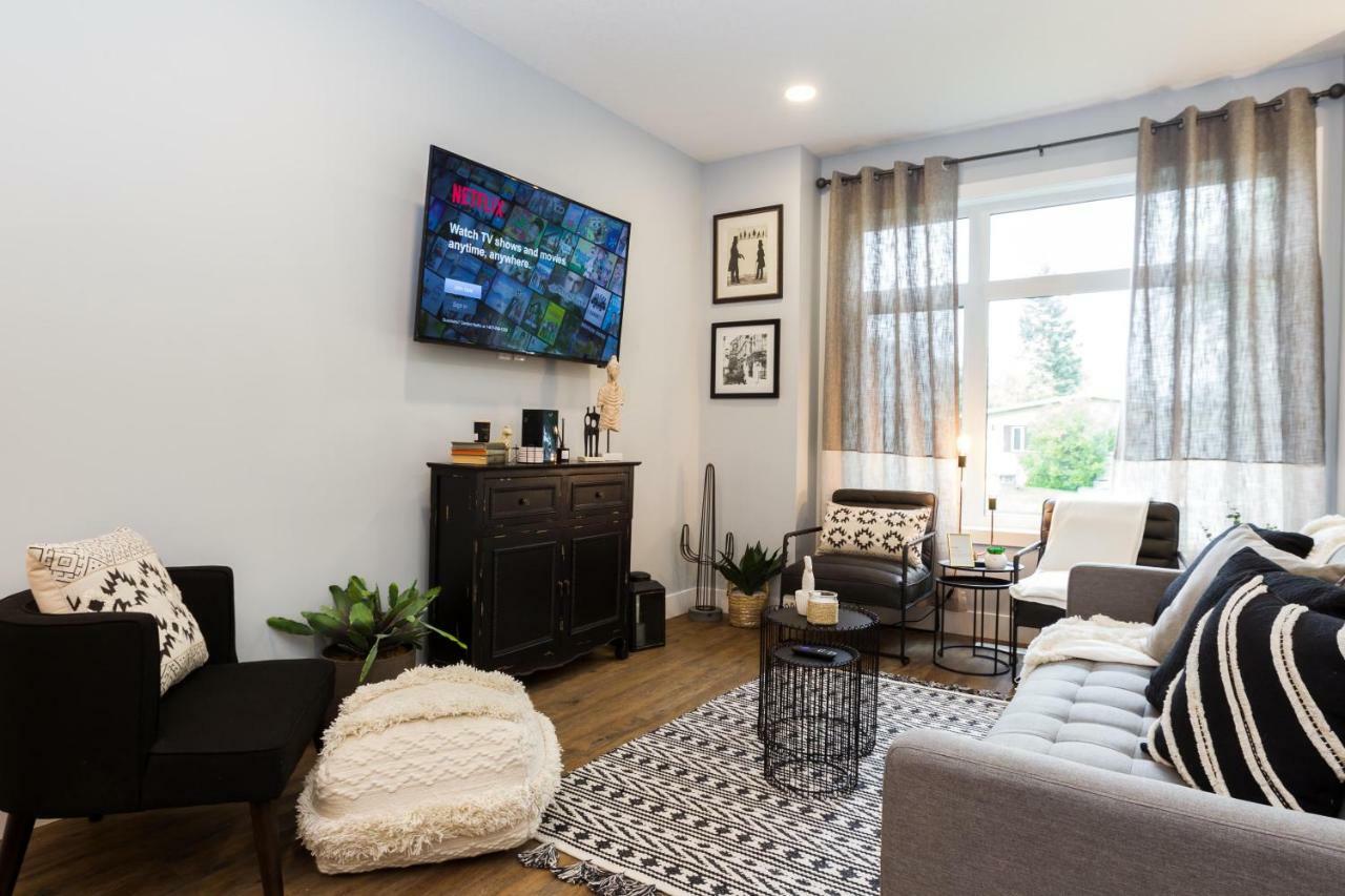 Contemporary Farmhouse Home - King Bed - Double Garage Parking - Free Wifi & Netflix - Long Stays Welcome Edmonton Kültér fotó