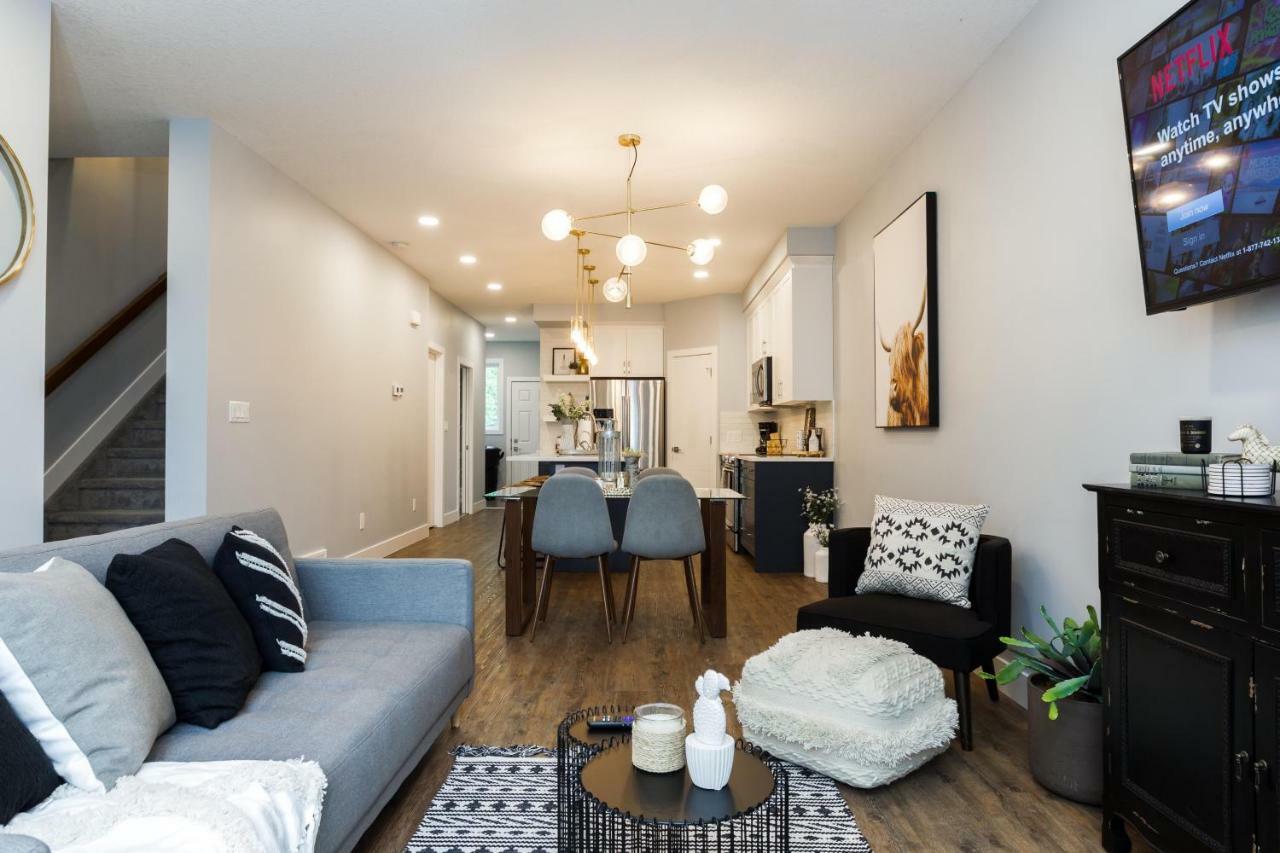 Contemporary Farmhouse Home - King Bed - Double Garage Parking - Free Wifi & Netflix - Long Stays Welcome Edmonton Kültér fotó