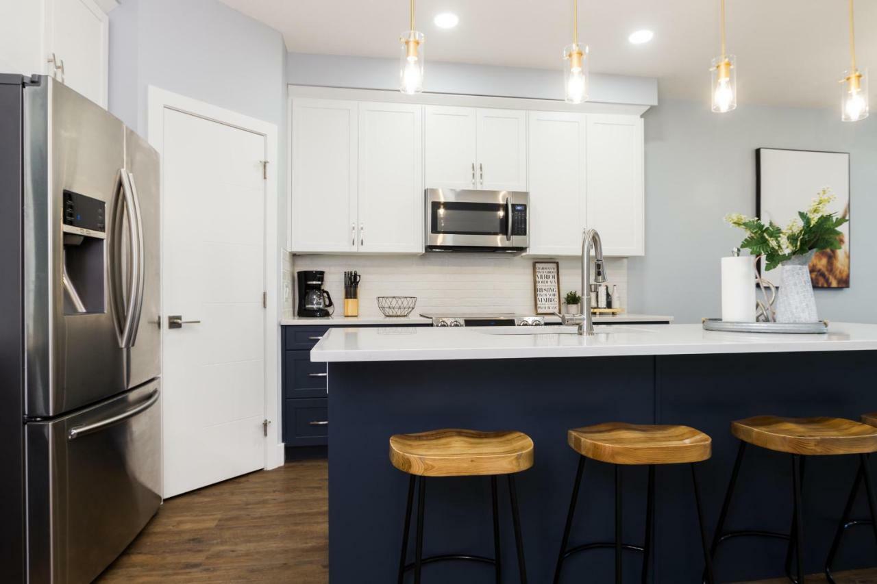 Contemporary Farmhouse Home - King Bed - Double Garage Parking - Free Wifi & Netflix - Long Stays Welcome Edmonton Kültér fotó