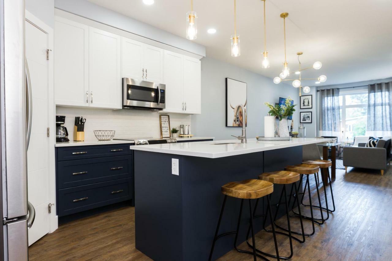 Contemporary Farmhouse Home - King Bed - Double Garage Parking - Free Wifi & Netflix - Long Stays Welcome Edmonton Kültér fotó