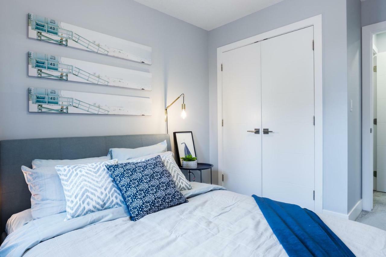 Contemporary Farmhouse Home - King Bed - Double Garage Parking - Free Wifi & Netflix - Long Stays Welcome Edmonton Kültér fotó
