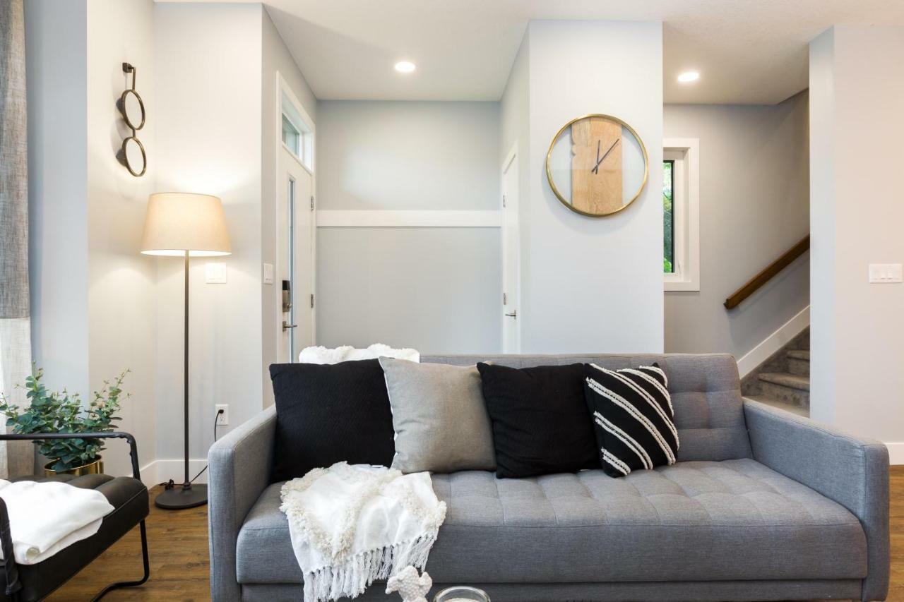 Contemporary Farmhouse Home - King Bed - Double Garage Parking - Free Wifi & Netflix - Long Stays Welcome Edmonton Kültér fotó