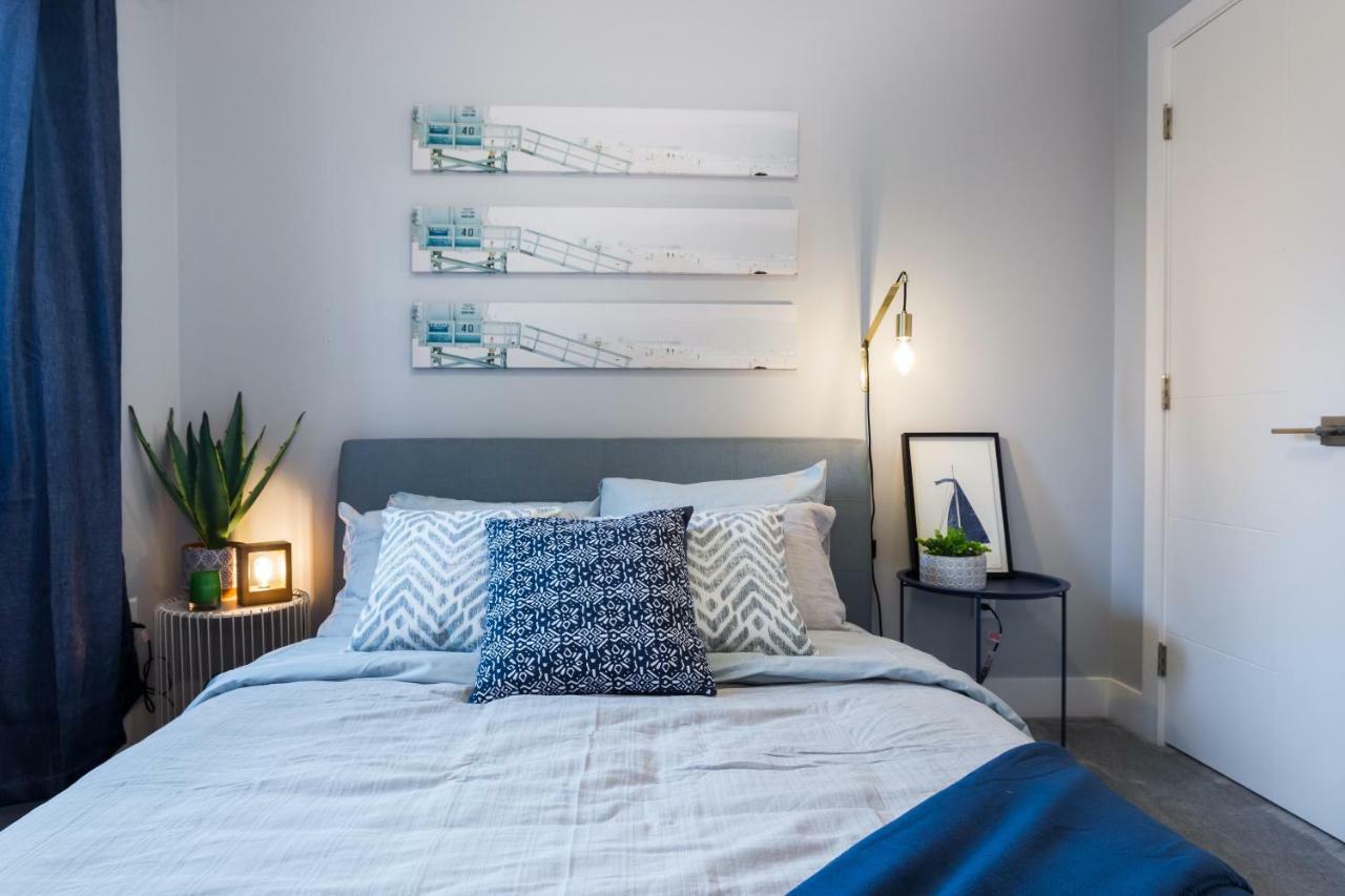Contemporary Farmhouse Home - King Bed - Double Garage Parking - Free Wifi & Netflix - Long Stays Welcome Edmonton Kültér fotó