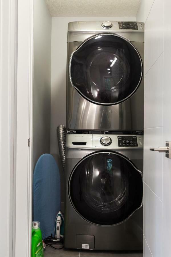 Contemporary Farmhouse Home - King Bed - Double Garage Parking - Free Wifi & Netflix - Long Stays Welcome Edmonton Kültér fotó