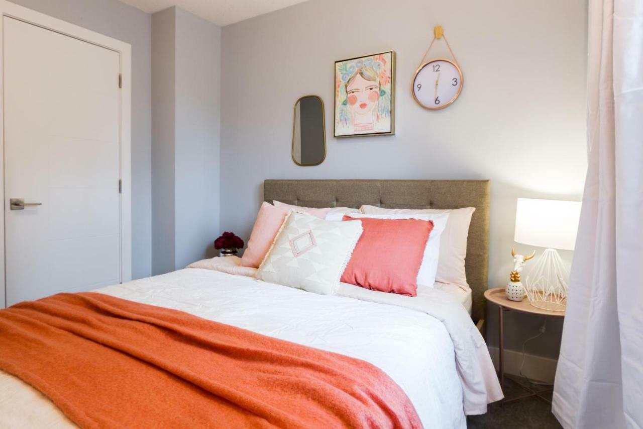 Contemporary Farmhouse Home - King Bed - Double Garage Parking - Free Wifi & Netflix - Long Stays Welcome Edmonton Kültér fotó