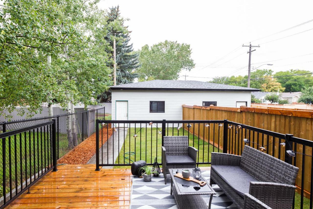 Contemporary Farmhouse Home - King Bed - Double Garage Parking - Free Wifi & Netflix - Long Stays Welcome Edmonton Kültér fotó