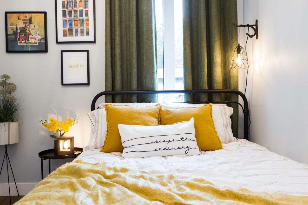 Contemporary Farmhouse Home - King Bed - Double Garage Parking - Free Wifi & Netflix - Long Stays Welcome Edmonton Kültér fotó