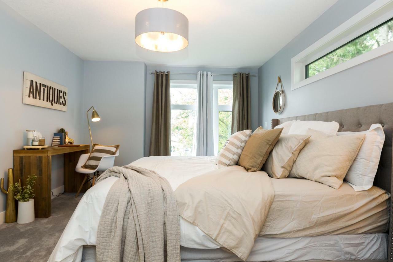 Contemporary Farmhouse Home - King Bed - Double Garage Parking - Free Wifi & Netflix - Long Stays Welcome Edmonton Kültér fotó