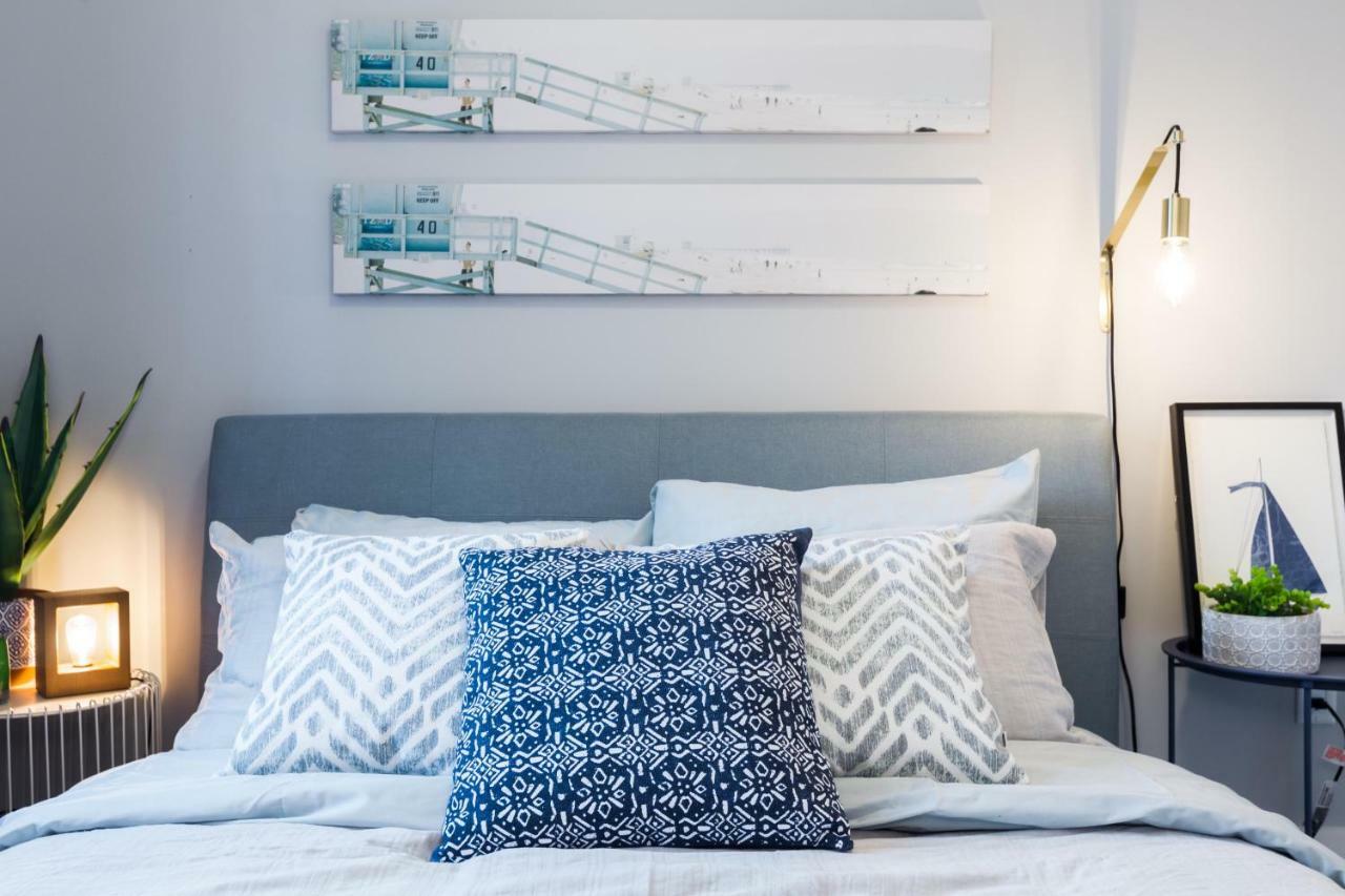 Contemporary Farmhouse Home - King Bed - Double Garage Parking - Free Wifi & Netflix - Long Stays Welcome Edmonton Kültér fotó