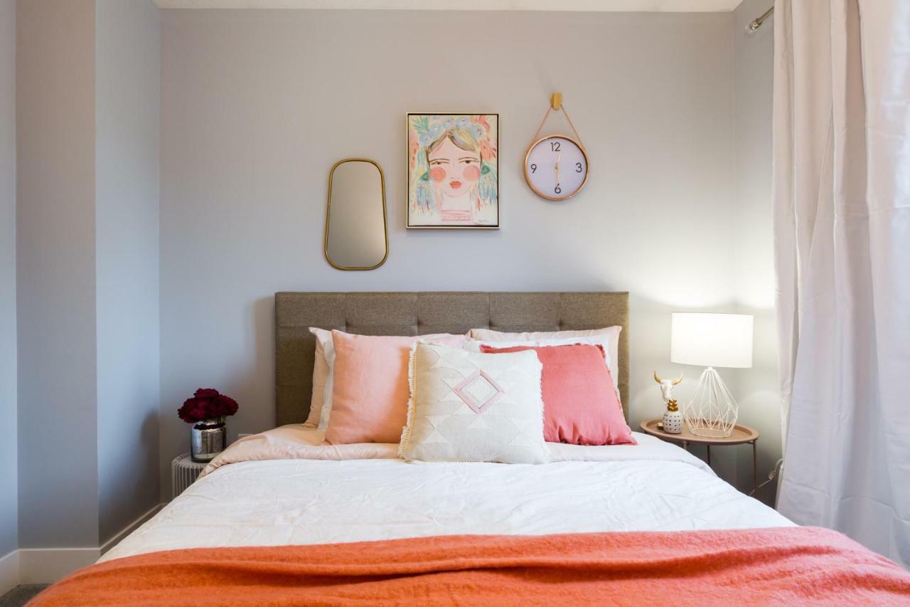 Contemporary Farmhouse Home - King Bed - Double Garage Parking - Free Wifi & Netflix - Long Stays Welcome Edmonton Kültér fotó
