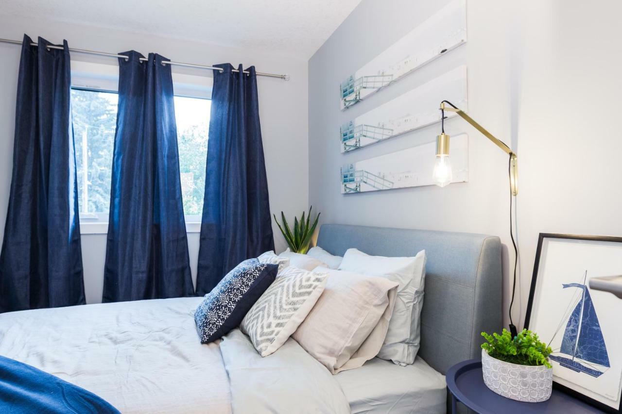 Contemporary Farmhouse Home - King Bed - Double Garage Parking - Free Wifi & Netflix - Long Stays Welcome Edmonton Kültér fotó