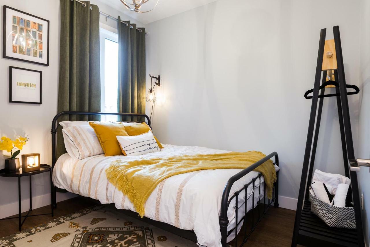 Contemporary Farmhouse Home - King Bed - Double Garage Parking - Free Wifi & Netflix - Long Stays Welcome Edmonton Kültér fotó