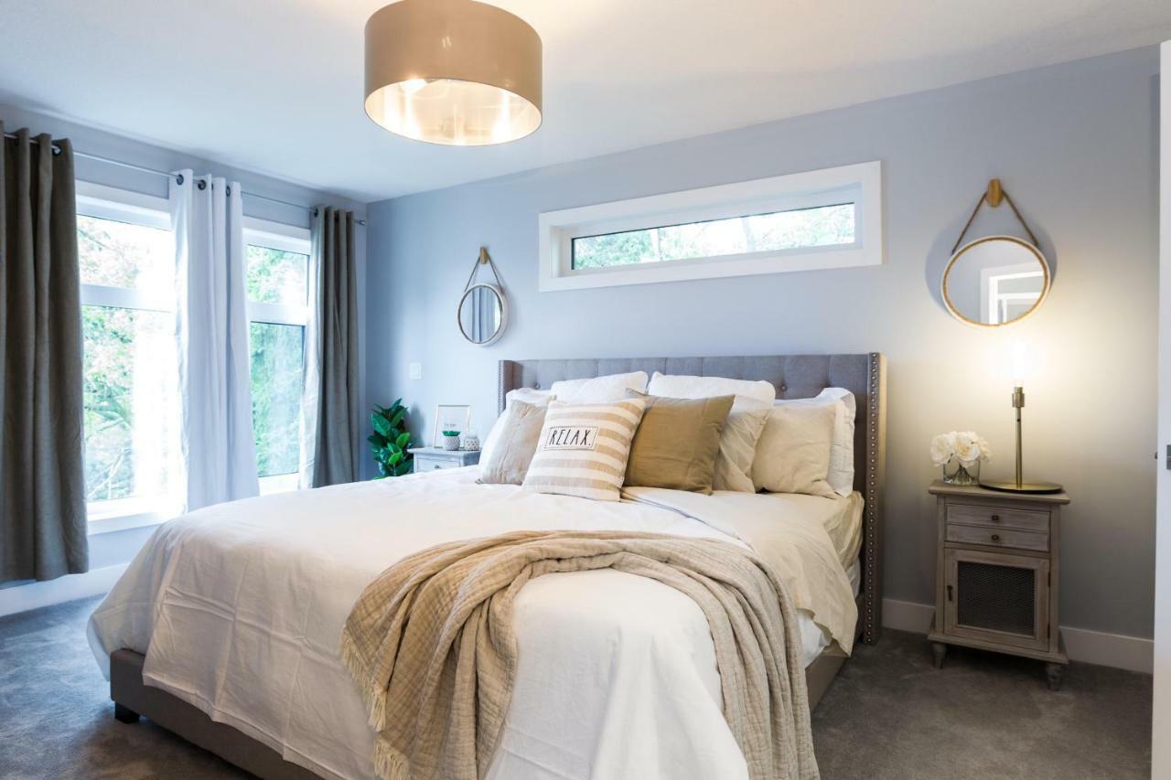 Contemporary Farmhouse Home - King Bed - Double Garage Parking - Free Wifi & Netflix - Long Stays Welcome Edmonton Kültér fotó