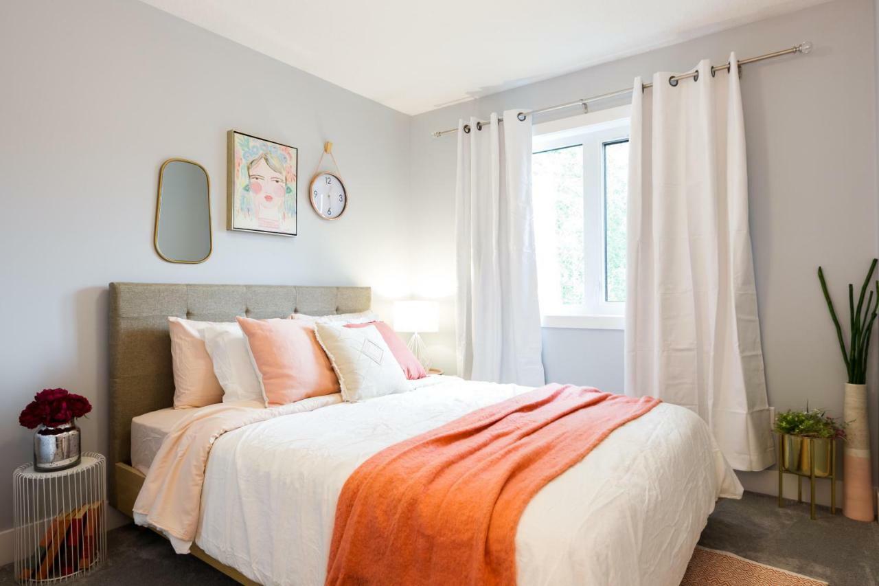 Contemporary Farmhouse Home - King Bed - Double Garage Parking - Free Wifi & Netflix - Long Stays Welcome Edmonton Kültér fotó