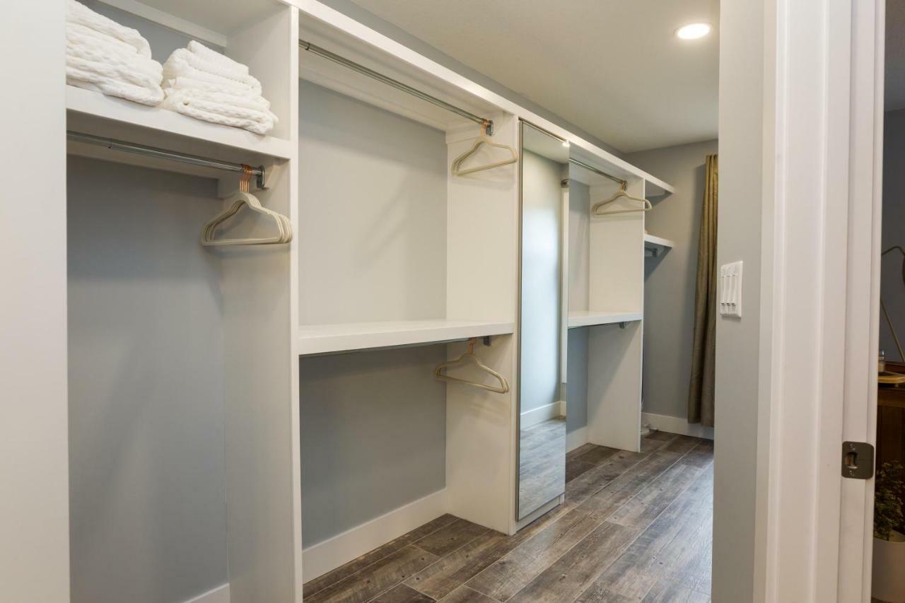 Contemporary Farmhouse Home - King Bed - Double Garage Parking - Free Wifi & Netflix - Long Stays Welcome Edmonton Kültér fotó